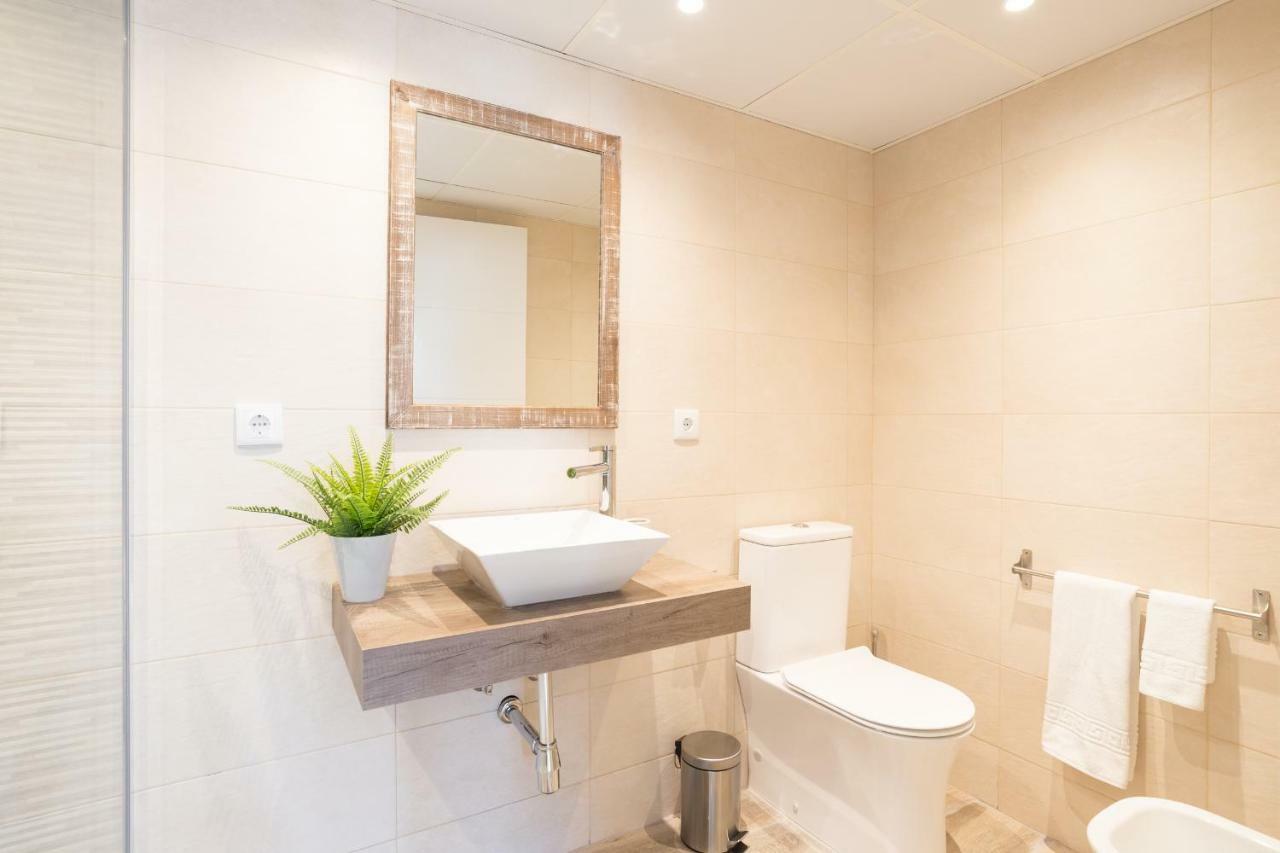 Stunning Spacious City Apartment With Free Parking Màlaga Exteriér fotografie