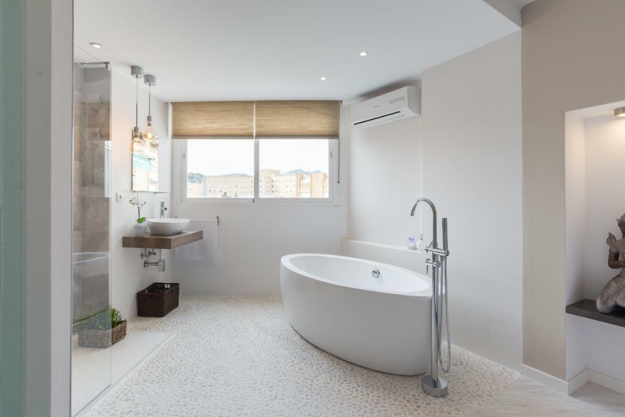 Stunning Spacious City Apartment With Free Parking Màlaga Exteriér fotografie